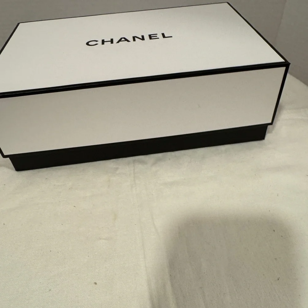 CHANEL channel empty